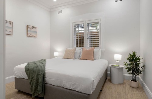 Bondi Beach Apartment | Chic Bondi Retreat – 10 Min Walk to Beach, modern coastal style