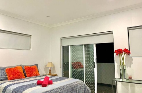 Bankstown House | Near Train/Shopping at Bankstown