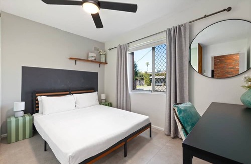 Curl Curl Apartment | Easy Beach Access from Tranquil Retreat