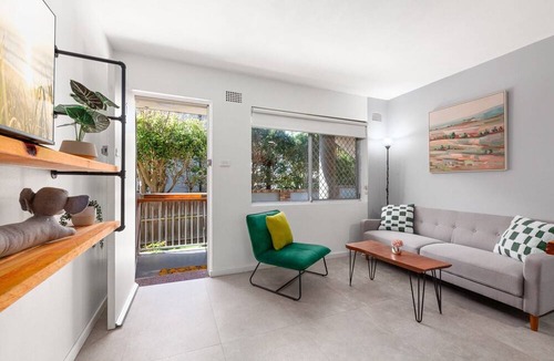 Curl Curl Apartment | Easy Beach Access from Tranquil Retreat