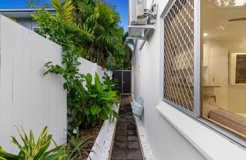Holloways Beach Apartment | Bright and Spacious Triplex Near Holloways Beach