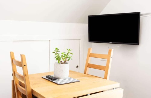 Woolwich Apartment | Woolwich Studio Bliss, Private Oasis by the Water