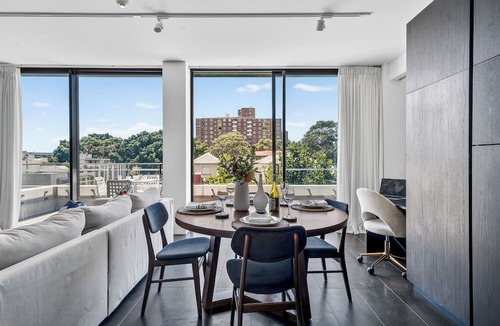 Surry Hills Apartment | Luxury Apartment with Big East Facing Balcony 3 min walk to Central Station