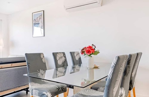 Homebush Condo | Modern Retreat near DFO and Sydney Olympic Park