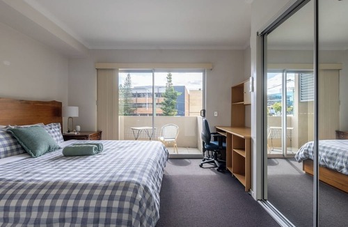 Spring Hill Apartment | Stylish Escape Free Parking for 2 Walk to CBD
