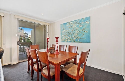 Spring Hill Apartment | Stylish Escape Free Parking for 2 Walk to CBD