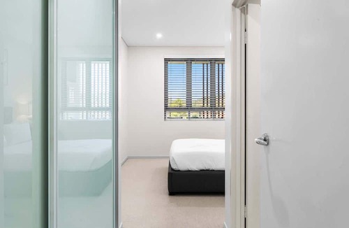 Newport Apartment | Seaside Retreat with Parking and Balcony