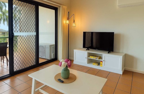 South Townsville Apartment | 1BR Apartment on Palmer Street Townsville with Balcony & Pool