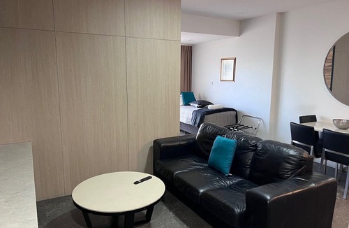Hamilton Apartment | One Bedroom Deluxe Spa Apartment