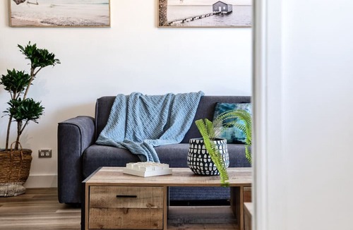 Surfers Paradise Apartment | `The Ocean Breeze Getaway` by Inn Paradise