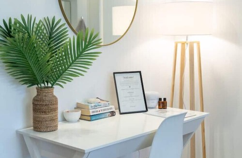 Burleigh Heads Apartment | Burleigh Headland Retreat with Balcony | Walk to National Park & Beach