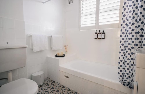 Manly Apartment | Quiet Little Manly 3 min walk Beaches Level Access
