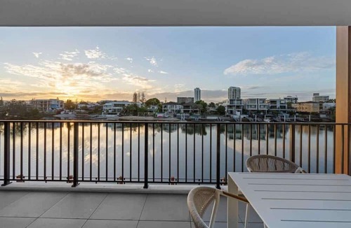 Surfers Paradise Apartment | Riverview Retreat Pet-Friendly Apt + Pool/Parking
