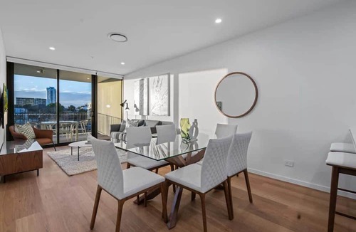 Surfers Paradise Apartment | Riverview Retreat Pet-Friendly Apt + Pool/Parking