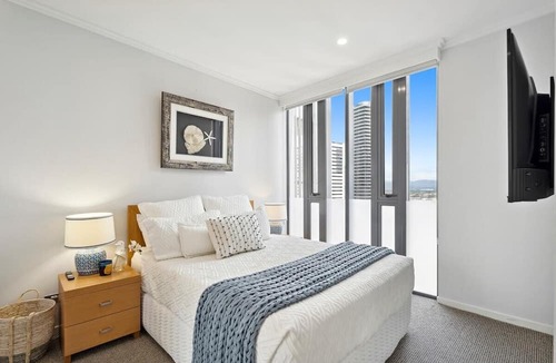 Broadbeach Apartment | Luxe 3 Bd Beachfront Broadbeach, Pool,Gym,Sauna