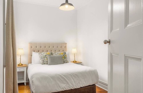 Millers Point Apartment | Harbourfront meets Heritage Chic near Barangaroo