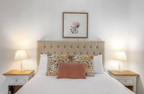 Millers Point Apartment | Harbourfront meets Heritage Chic near Barangaroo
