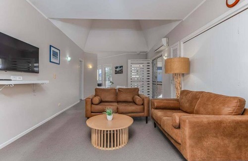 Hastings Point Apartment | Hastings Cove - 2 Bedroom Upstairs Garden Apartment!