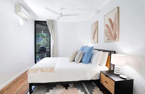 Cairns North Apartment | Living on Lake - Stylish Townhouse with Pool & Patio Near Esplanade