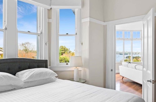 Cremorne Apartment | Huge Harbour View Apartment In Historic Home