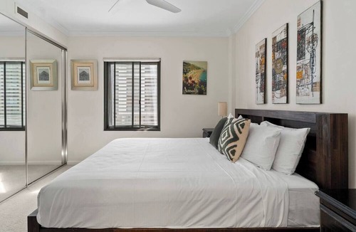 St Peters Apartment | Newtown Outlook Vibrant Parkside Retreat near CBD