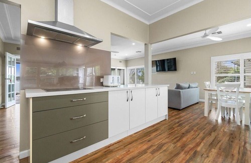 Speers Point House | Lakeview Retreat on The Esplanade