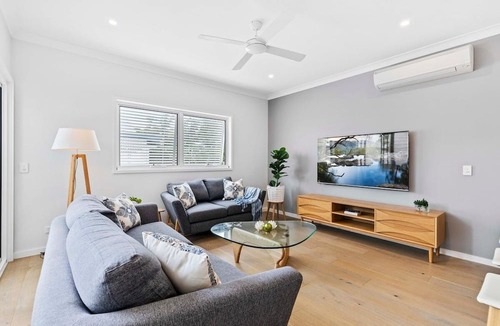 Camp Hill Apartment | Stylish 3BR Townhouse CampHill - WiFi, Parking