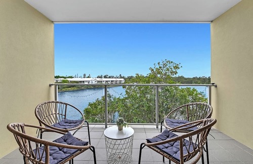 Carrara Apartment | Tri-Level 2BR Water-View Townhouse | Free Parking