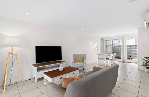Mountain Creek Apartment | Direct Collective - Breeze on Brightwater