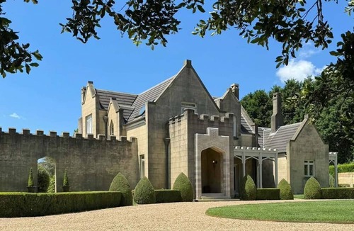 Robertson House | Ben Huon Manor Luxury House for 10 - Robertson NSW - Magnificent Gardens & Views