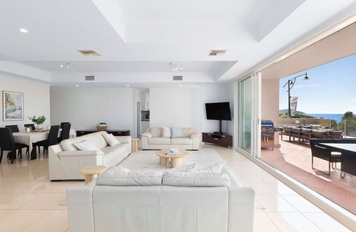 Terrigal Apartment | Beachfront | Views, Sleeps 8, Spa Bath