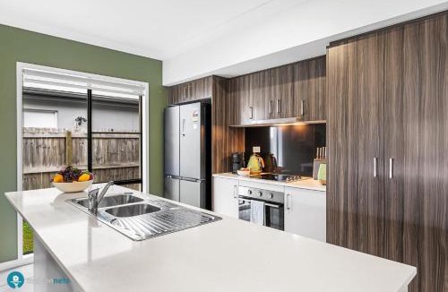 Coomera House | Stylish 4BR Sleeps Up To 8 Near Theme Parks