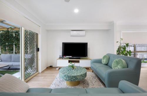 Labrador Apartment | Spacious 3-Bed Townhouse Near Broadwater