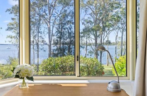 Brightwaters House | Waterfront Paradise Lodge Brightwaters