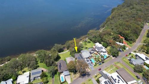 Lake Munmorah House | ChrisTony 3 Bdrm Waterfrnt Cottage