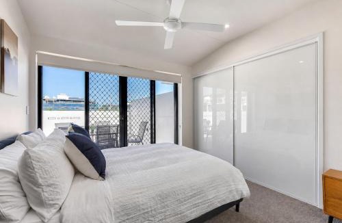 Mount Gravatt East Apartment | 3BR Top Floor Apartment with Parking, EV friendly & Views Brisbane South