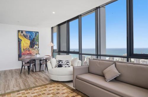 Southport Apartment | High Level Ocean View 3 Bedroom 2 Bathroom Apartment with Free Parking