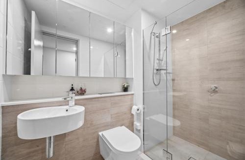 Southport Apartment | High Level Ocean View 3 Bedroom 2 Bathroom Apartment with Free Parking