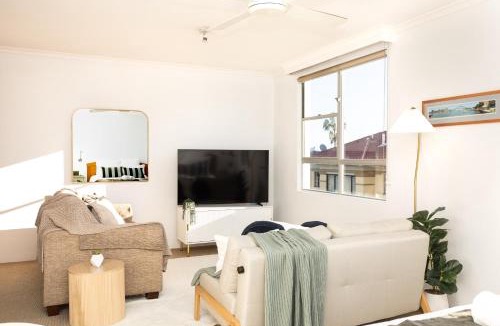 McMahons Point Apartment | Harbour Bridge Views at Pool Sleeps 4 Parking
