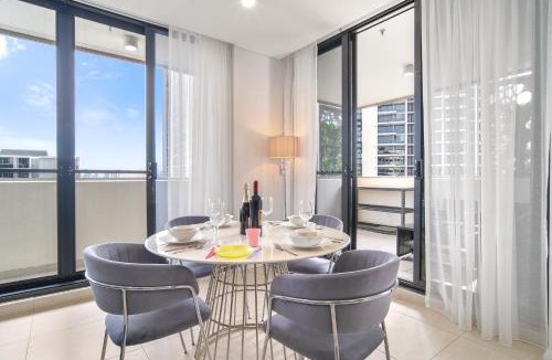 Lidcombe Apartment | The Bowery Record Club 3BR 2Parking and Near Accor