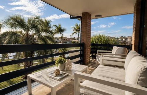 Runaway Bay House | Driftwood on the Canal - 6BR Runaway Bay Retreat