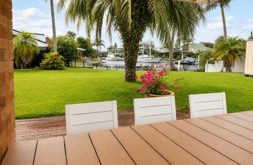 Runaway Bay House | Driftwood on the Canal - 6BR Runaway Bay Retreat