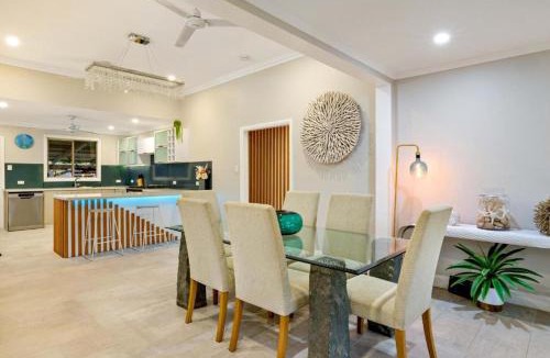 Manunda House | City Haven - Coastal Retreat with Pool & Backyard
