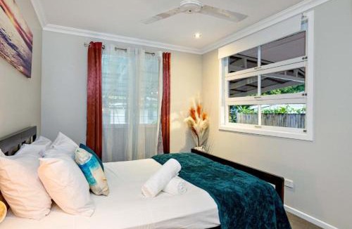 Manunda House | City Haven - Coastal Retreat with Pool & Backyard