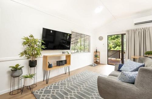 Kewarra Beach House | Coastal Mountain View Cottage for Couples