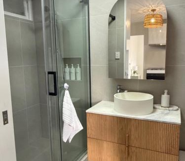 Traviston Apartment | Sandy Lodge Steps to Beach Ocean Views Sleeps 6 AC WiFi Linen provided