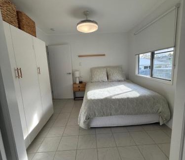 Traviston Apartment | Sandy Lodge Steps to Beach Ocean Views Sleeps 6 AC WiFi Linen provided