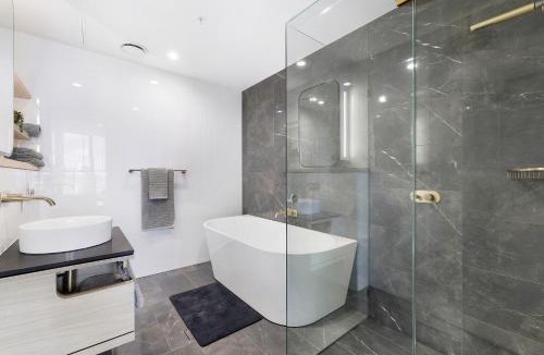 Surfers Paradise Apartment | 3BR OceanViews lvl 50 Luxury Skyhome Meriton - Gym- SkyPool- Free Parking