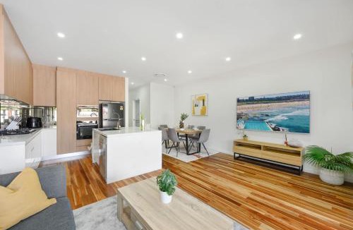 Canley Heights House | Spacious 5BR Duplex in Heart of Canley Heights
