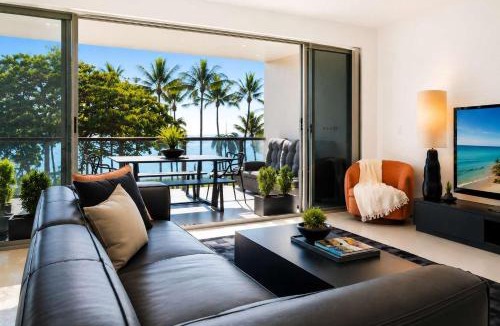 North Ward Apartment | Beachfront 3BR Apartment on The Strand, Pool & Parking